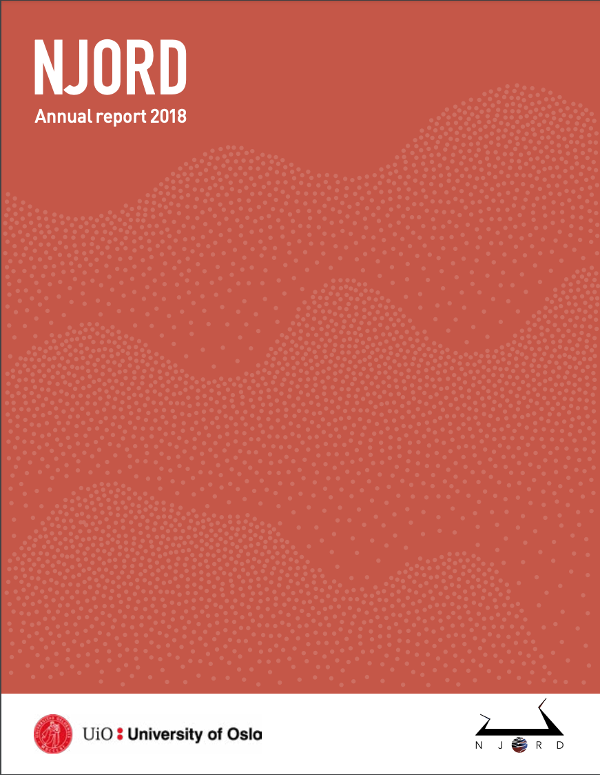 Et rødt rektangel med hvite prikker, tittelen 'Njord annual report 2018' øverst til venstre og seglene til UiO og Njord nederst. Bildet viser hvordan forsiden til Njords årsrapport 2018 ser ut. 