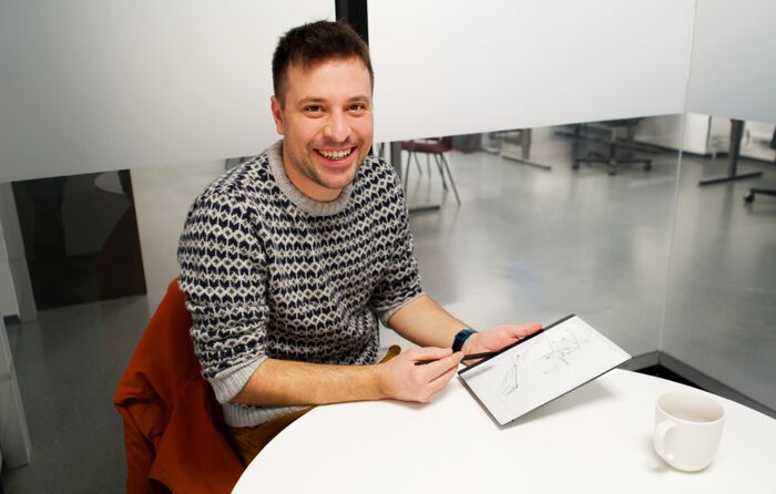 Fabian Barras illustrates how the crack formation evolves and can follow a new direction. Photo credit: Elina Melteig