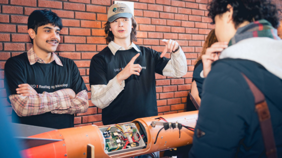 Studenter forklarer vgs-elev elektronikk. 