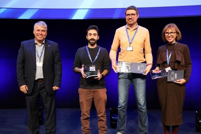 Dr. Ramon Brasser receiving the award for Best HPC User
