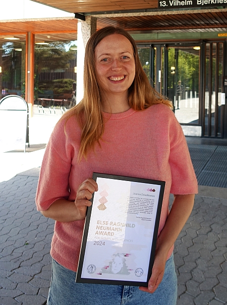 Photo: Joanna Dziadkowiec with the diploma for the Else-Ragnhild Neumann Award. In addition to the diploma and honour the prize winner get a amount of 50 000 NOK. Photo: GK Tjoflot