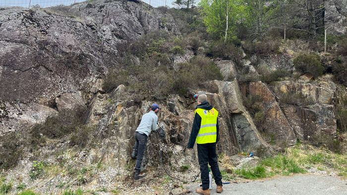 Bildet kan inneholde: stein, geologisk formasjon, terreng, berggrunn, fremspring.