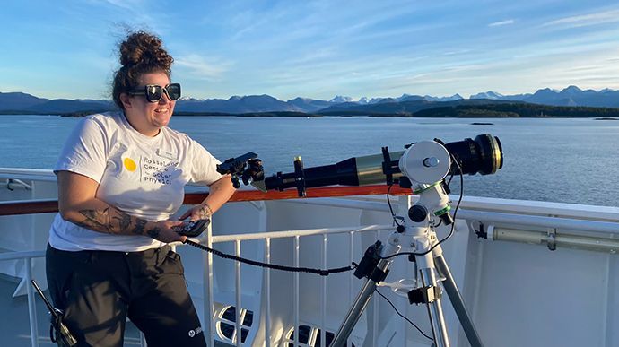 Becca bruker solteleskopet for å ta bilder av sola og vise gjestene hva som skjer der.