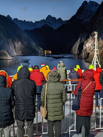 - Selv om det er&amp;#160;nesten mørketida bestemte&amp;#160;kapteinen seg for&amp;#160;å dra&amp;#160;inn i Trollfjorden. Fjellene ble opplyst med søkelys slik at vi kunne se dem, forklarer Becca.