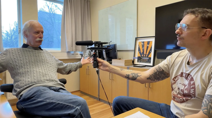 To menn i en intervjusituasjon på kontoret til en professor i solfysikk