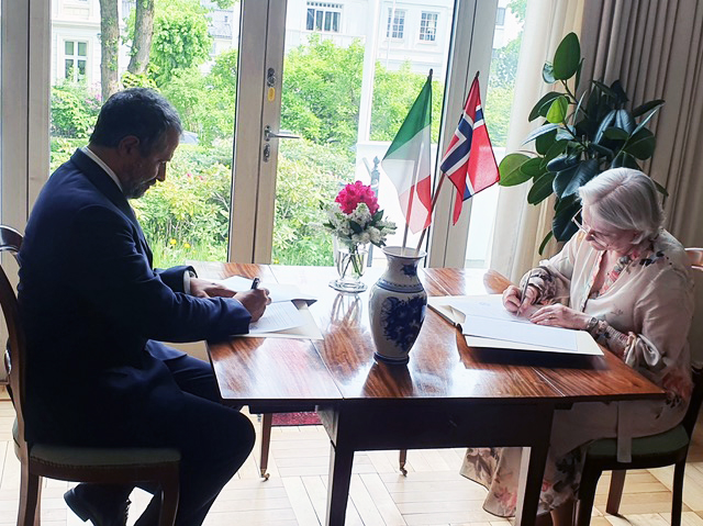 to personer som signerer avtalen