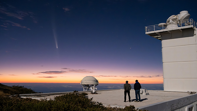 Admiring the comet from La Palma