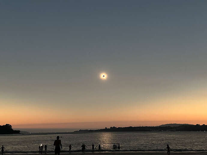 Image may contain: Astronomical object, Sun, atmospheric phenomenon, Dusk, Moon.