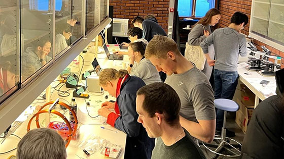Studenter på en lab