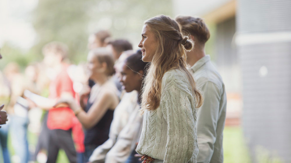 Smilende og klappende studenter under Studiestart 2021