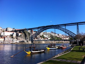 Elven Douro renner gjennom Porto