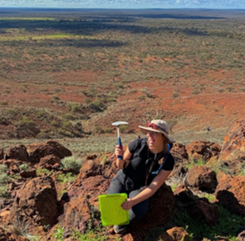 Foto: Ute på feltarbeid i Australias bush, geologisk hammer, kompass og lupe ble godt brukt på feltturen. Foto: Karoline Øie Olsen