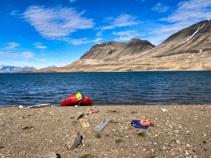 Foto: Feltutstyr: Tekst foto, Feltutstyr på stranda ved Linnefjorden. Vi er på ekskursjon og feltarbeid i emnet «AG-220 Environmental Change in the High Arctic Landscape of Svalbard». Foto: Guro Lilledal Andersen