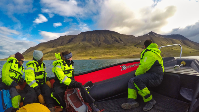 Foto: Det er store avstander på Svalbard, og den enkleste måten å komme seg fram på er med båt. Foto: Guro Lilledal Andersen