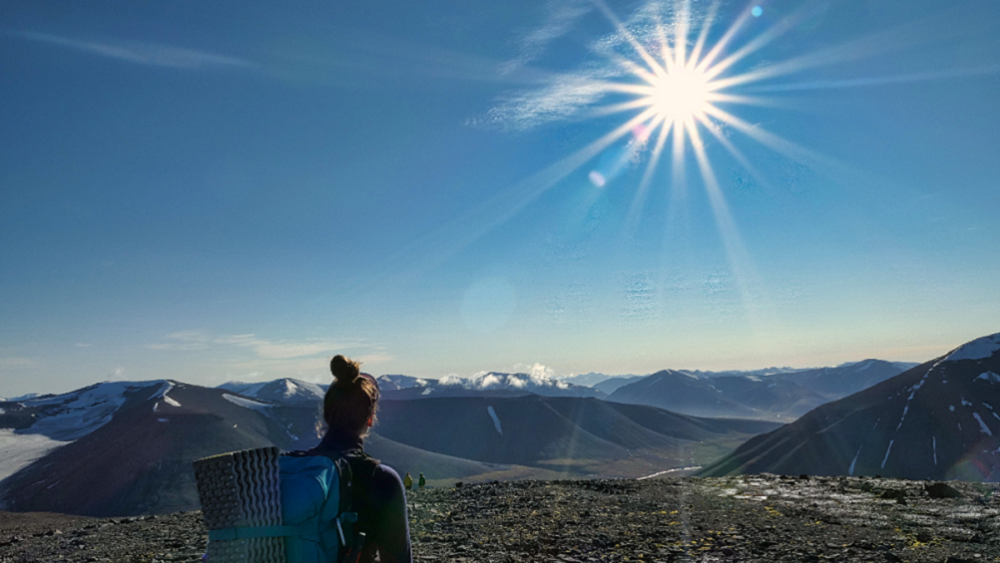 Foto: Sommer på Svalbard med sola høyt på himmelen og midnattsol. Sola har vært med som en trofast følgesvenn på mange eventyr, men det går mot mørkere tider. Foto: Guro Lilledal Andersen